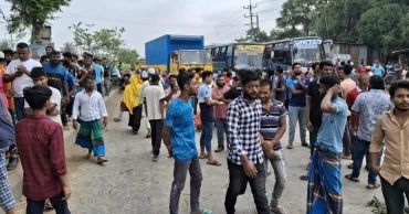 গাজীপুরে মহাসড়ক অবরোধ করে শ্রমিকদের বিক্ষোভ, পুলিশের সঙ্গে সংঘর্ষ