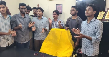 বেরোবি প্রশাসনকে ‘শাড়ি-চুড়ি’ দিল শিক্ষার্থীরা