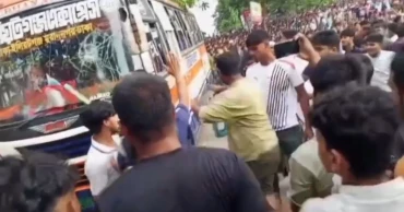 নিয়ন্ত্রণ হারিয়ে ফুটবল খেলার মাঠে ঢুকে পড়ল বাস, নিহত ১