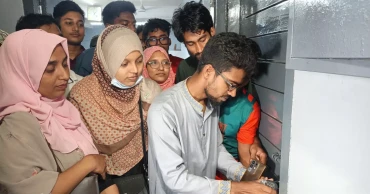 বরিশালে সিভিল সার্জনের অপসারণের দাবিতে শিক্ষার্থীদের অবস্থান কর্মসূচি