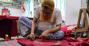 সৌন্দর্যের বুননে ব্যস্ত কারচুপির কারিগরেরা