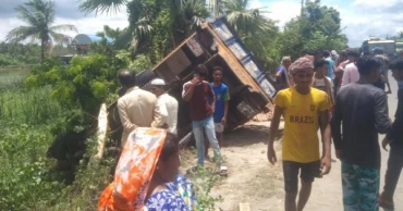 ডুমুরিয়ায় বাসের ধাক্কায় ট্রাক খাদে, চালকের মৃত্যু