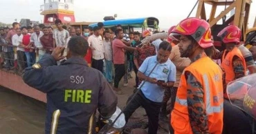 কর্ণফুলীতে নৌকায় ফেরির ধাক্কা, পল্লী বিদ্যুৎ সমিতির সভাপতিসহ ২ যাত্রী নিখোঁজ