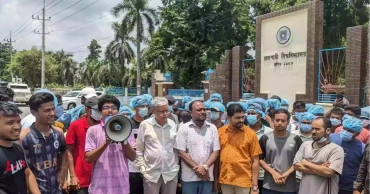 ঢাকা-রাজশাহী মহাসড়ক অবরোধ করেছে রাবি শিক্ষার্থীরা