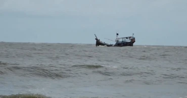 ট্রলারের ইঞ্জিন বিকল হয়ে চার দিন ধরে সাগরে ভাসছেন ১৮ জেলে