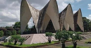 যেখানে নায়কেরা শুয়ে আছেন, সেই তিন নেতার মাজার মাদকসেবীদের দখলে