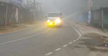 লালমনিরহাটে বৃষ্টির মতো পড়ছে শিশির, হেডলাইট জ্বালিয়ে চলছে যানবাহন
