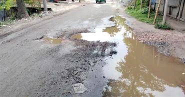 কচুয়ায় সড়কে নিম্নমানের কার্পেটিং, ৫ দিনের মধ্যেই দেখা দিয়েছে গর্ত