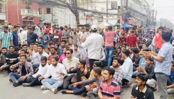 বরিশালে নতুন কমিটির দাবিতে ছাত্রদল কর্মীদের সড়ক অবরোধ