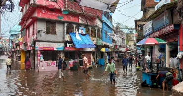 বাগেরহাটে ১ ঘণ্টার বৃষ্টিতে সড়কে হাঁটুপানি, দুর্ভোগে জনজীবন