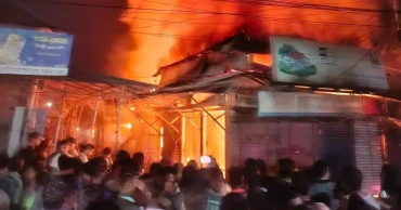 জিরানী বাজারে ভয়াবহ অগ্নিকাণ্ড, ১৭ দোকান ভস্মীভূত