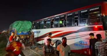 দাঁড়িয়ে থাকা ট্রাকের পেছনে বাসের ধাক্কায় নিহত ১