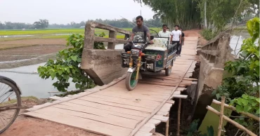 গাইবান্ধায় ভাঙা সেতুর ওপর বাঁশ-কাঠের সাঁকো!