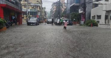 টানা ভারী বৃষ্টিতে ডুবে গেছে চট্টগ্রামের বিভিন্ন এলাকা, জনজীবন বিপর্যস্ত