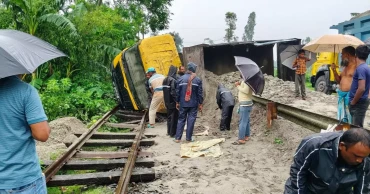 কুড়িগ্রামে রেললাইনে উল্টে পড়ল বালুভর্তি ট্রাক, ট্রেন চলাচল বন্ধ