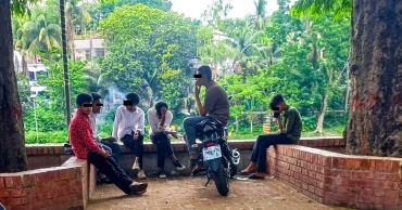 স্মার্টফোন আসক্তি ও সামাজিক অস্থিরতা: ঝিনাইদহে বিপথগামী প্রজন্ম নিয়ে উৎকণ্ঠায় অভিভাবকরা
