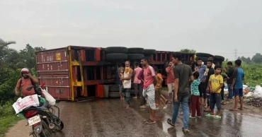 কুমিল্লায় কন্টেইনারবাহী ট্রেলার উল্টে যাওয়ার ৪ ঘণ্টা পর যান চলাচল শুরু