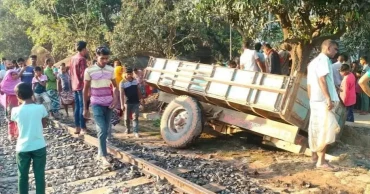 চাঁপাইনবাবগঞ্জে ট্রেনের ধাক্কায় ট্রাক্টরের চালক নিহত