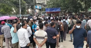 নিয়োগপত্রের দাবিতে প্রাথমিকের সুপারিশপ্রাপ্ত শিক্ষকদের শাহবাগে অবস্থান