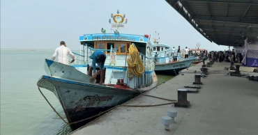 পদ্মায় তেলবাহী জাহাজের সঙ্গে লঞ্চের ধাক্কা, অল্পের জন্য রক্ষা পেল দুই শতাধিক যাত্রী