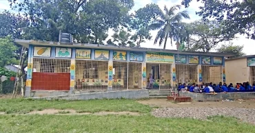 খোলা আকাশের নিচে চলছে বিদ্যালয়ের কার্যক্রম, বৃষ্টি নামলেই বন্ধ পাঠদান
