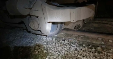 রেললাইন তুলে ফেলায় দুই বগি লাইনচ্যুত, ঢাকা-ময়মনসিংহ রেল যোগাযোগ বন্ধ