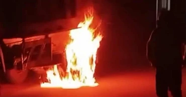 কুষ্টিয়ায় জয় বাংলা স্লোগান দিয়ে রাস্তার পাশে দাঁড়ানো ট্রাকে আগুন