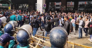 সচিবালয় গেটে পুলিশ-শিক্ষার্থী পাল্টাপাল্টি ধাওয়া