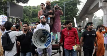 সরকারি চাকরিতে প্রবেশের বয়সসীমা ৩৫ করার দাবিতে শাহবাগ মোড় অবরোধ