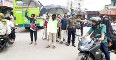 ঠাকুরগাঁওয়ে রাস্তার ট্রাফিকের দায়িত্বে শিক্ষার্থীরা