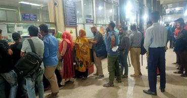 শেষ কর্মদিবসে ব্যাংকে গ্রাহকদের ভিড়, টাকা তোলার হিড়িক