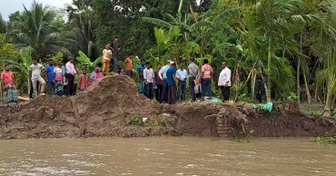 নড়াইলে নবগঙ্গার ভাঙনে বাড়িঘর হারিয়ে রাস্তায় আশ্রয় ভুক্তভোগীদের