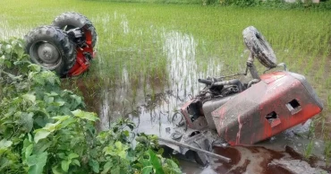 গেটম্যানবিহীন রেল ক্রসিংয়ে ট্রাক্টরে ট্রেনের ধাক্কা, গুরুতর আহত চালক