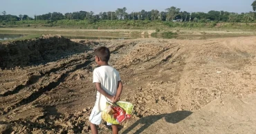 গোমতীর দুই পাড়ে মাটি লুটের মহোৎসব, মাটিখেকোদের ‘ম্যানেজে’ নির্বিকার প্রশাসন
