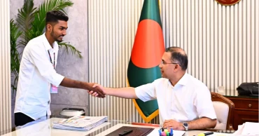 রক্তমাখা পতাকা হাতে প্রধানমন্ত্রীর সঙ্গে সাক্ষাৎ করলেন আজিজুর
