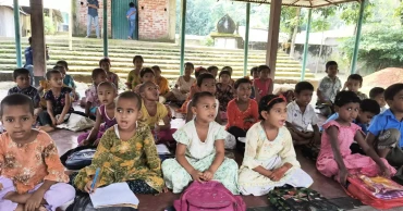 দুই বছর আগে পরিত্যক্ত হয়েছে বিদ্যালয়ের ঝুঁকিপূর্ণ ভবন, মন্দিরের বারান্দায় চলছে পাঠদান