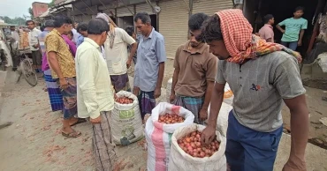 ফরিদপুরের পাইকারি বাজারে পেঁয়াজের ঝাঁজ