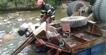 বরিশালে বেপড়োয়া গতির ট্রাক উল্টে নিহত ২, আহত ২১