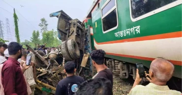 চট্টগ্রামে ট্রাকে ট্রেনের ধাক্কা, দুই ঘণ্টা পর স্বাভাবিক রেল যোগাযোগ