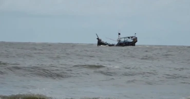 উত্তাল সাগরে ট্রলারডুবি, উদ্ধার ৯ মাঝি-মাল্লা