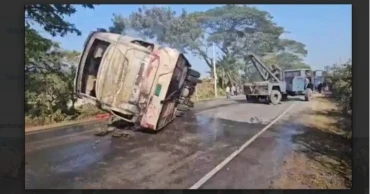 কুমিল্লায় বাস-অটোরিকশা-মোটরসাইকেলের ত্রিমুখী সংঘর্ষ,  অগ্নিদগ্ধ হয়ে ৪ জন নিহত