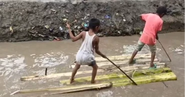 খুঁড়ে রাখা সড়কের হাঁটু পানিতে ভাসছে ভেলা, চরম ভোগান্তিতে সাধারণ মানুষ