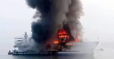 কক্সবাজারে নোঙর করা সেন্টমার্টিনগামী জাহাজে আগুন, নিহত ১