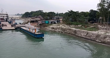 ভাঙন-ঝুঁকিতে রাজবাড়ীর দৌলতদিয়া ফেরিঘাট