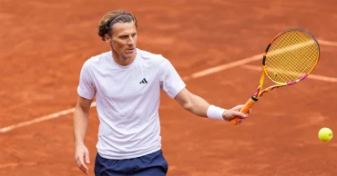 ফুটবল ছেড়ে টেনিস খেলছেন দিয়েগো ফোরলান