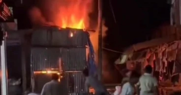 ফরিদপুরে হরিরহাট বাজারে অগ্নিকাণ্ডে ৪ দোকান পুড়ে ছাই