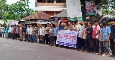নড়াইলে পল্লী বিদ্যুতের ডিজিএমের দুর্নীতি ও গ্রাহক ভোগান্তির প্রতিবাদে মানববন্ধন