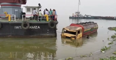 মানিকগঞ্জের পাটুরিয়াঘাটে নদীতে পড়ে যাওয়া তেলবাহী লরি উদ্ধার