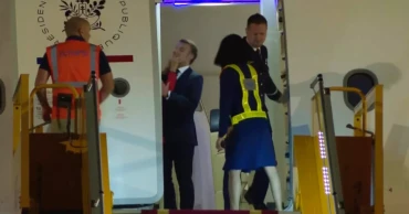 স্ত্রীর ‘চড় থাপ্পড়’ খেলেন, না মজা করলেন প্রেসিডেন্ট ম্যাক্রোঁ!