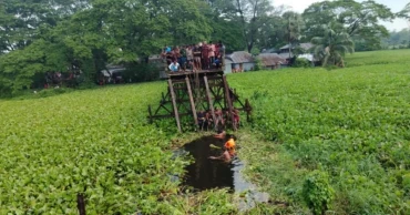 বরগুনায় সেতু ভেঙে কনেযাত্রীবাহী মাইক্রোবাস নদীতে পড়ে নিহত ৯